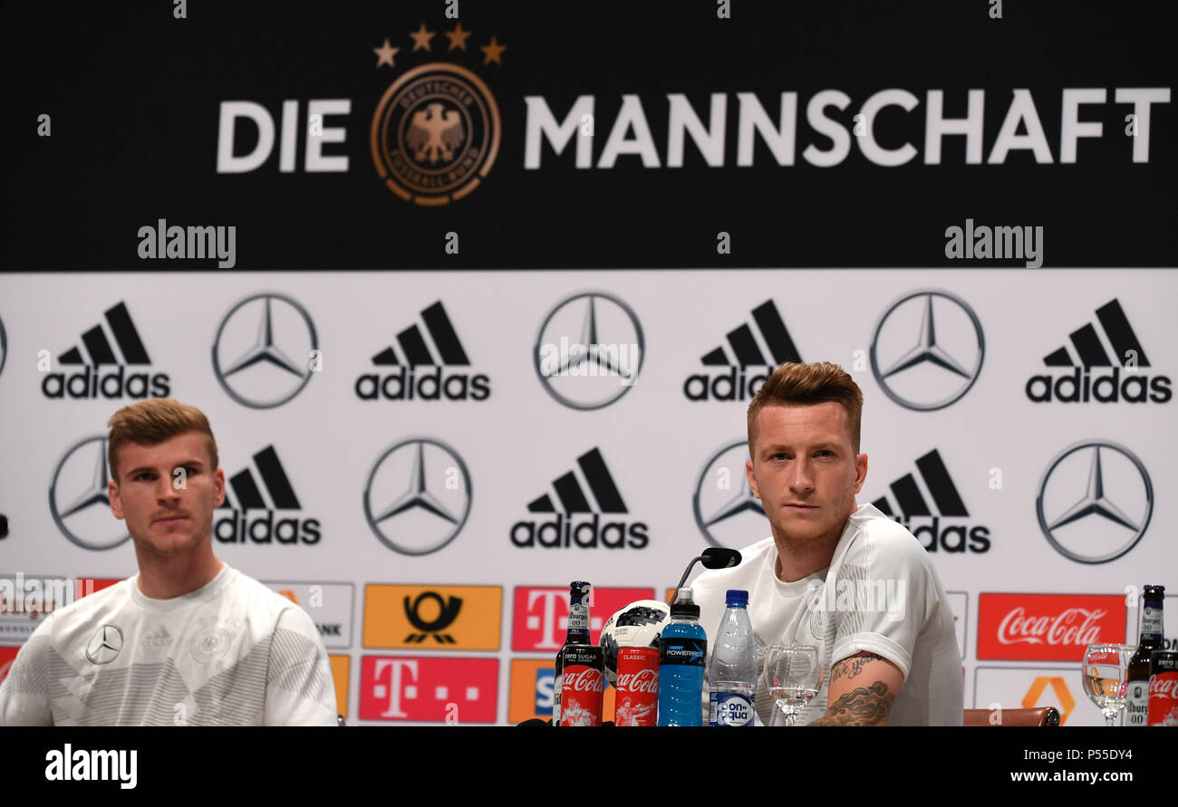 Vatutinki, Russia. Il 25 giugno, 2018. Soccer, Coppa del mondo, team nazionale tedesco, team quarti. Marco Reus (R) e Timo Werner durante la conferenza stampa. Credito: Ina Fassbender/dpa/Alamy Live News Foto Stock