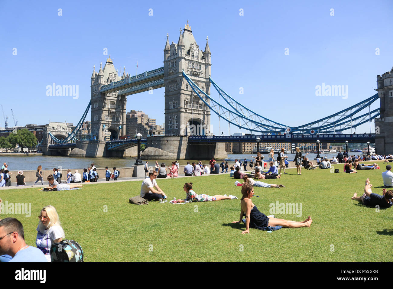 Londra. Il 25 giugno 2018. Regno Unito Regno Unito Meteo: lavoratori pranzo godetevi il sole di scoop su Londra Riverside come teste di Gran Bretagna in un mini ondata di caldo con temperature meteo per colpire metà 30º Celsius entro mercoledì della prossima settimana Credito: amer ghazzal/Alamy Live News Foto Stock