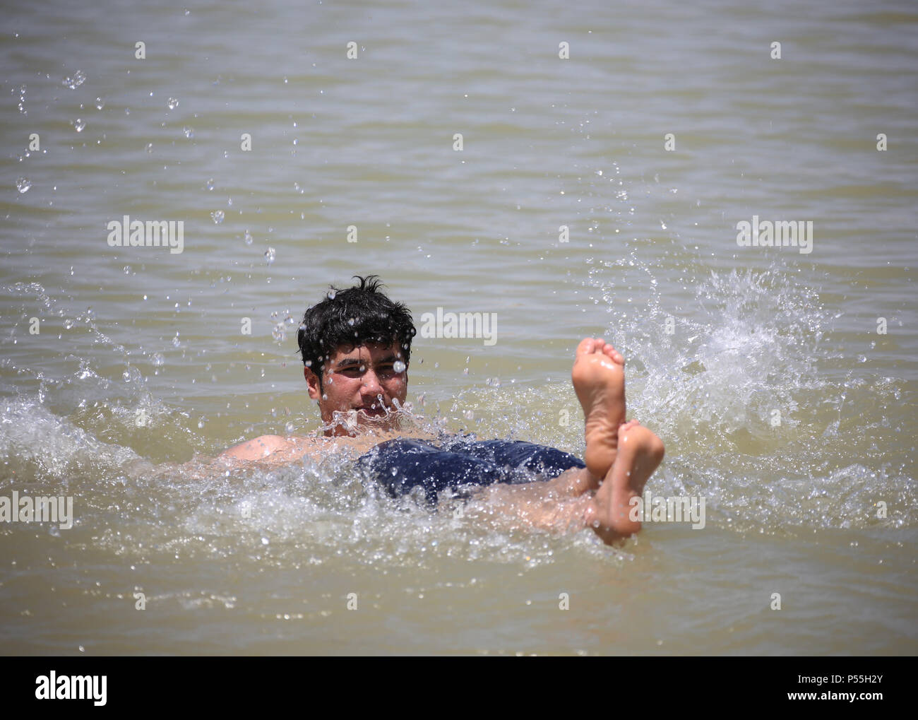 (180625) -- KABUL, Giugno 25, 2018 (Xinhua) -- Un ragazzo afgano si raffredda a se stesso in un lago quando la temperatura raggiunge 33 gradi Celsius a Kabul, capitale dell'Afghanistan, Giugno 25, 2018. (Xinhua/Rahmat Alizadah) (zjl) Foto Stock (180625) -- KABUL, Giugno 25, 2018 (Xinhua) -- Un ragazzo afgano si raffredda a se stesso in un lago quando la temperatura raggiunge 33 gradi Celsius a Kabul, capitale dell'Afghanistan, Giugno 25, 2018. (Xinhua/Rahmat Alizadah) (zjl) Foto Stock