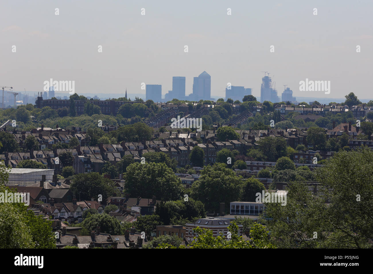 Alexandra Palace di Londra. Regno Unito 25 Giugno 2018 - Londra dello skyline della città visto da Alexandra Palace, a nord di Londra come molto alta di polline e i livelli UV sono attesi nei prossimi giorni. Il Regno Unito sta godendo di caldo e soleggiato con temperatura dovrebbe raggiungere 30 gradi celsius nella capitale. Credito: Dinendra Haria/Alamy Live News Foto Stock