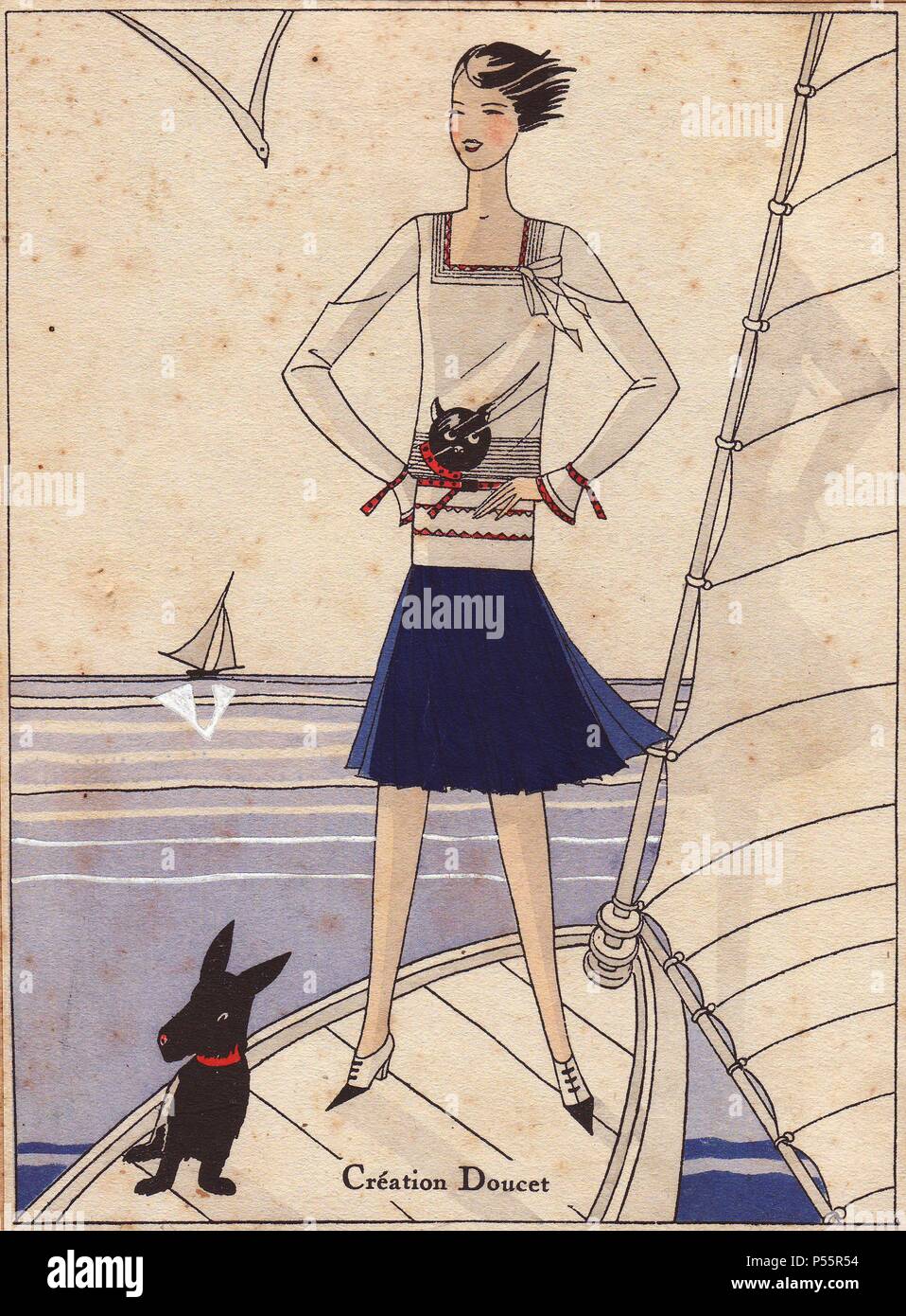 Donna in piedi su yacht indossando 1930 sailor moda, un blu navy, gonna  camicetta bianca con un disegno di un gatto in testa. Cane nero in primo  piano.. Pochoir Handcolored (stencil) litografia