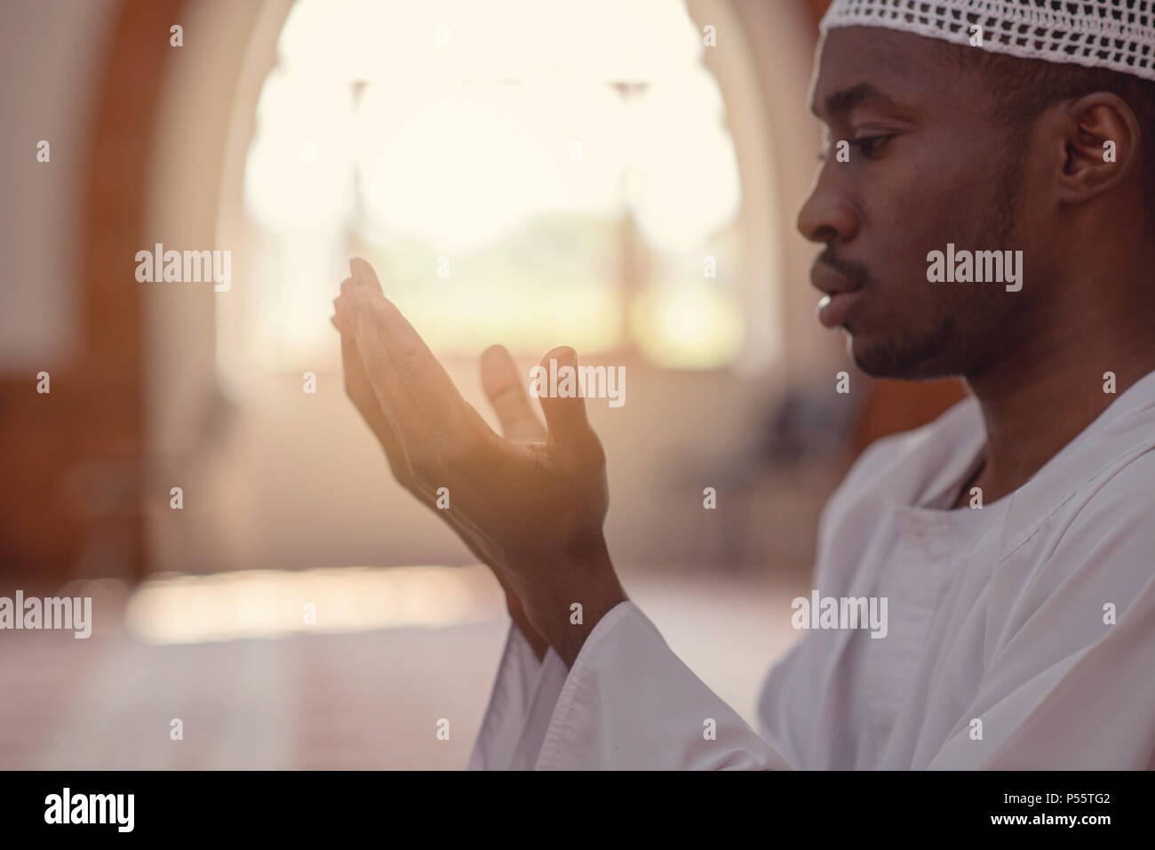 Uomo musulmano è in preghiera nella moschea Foto Stock