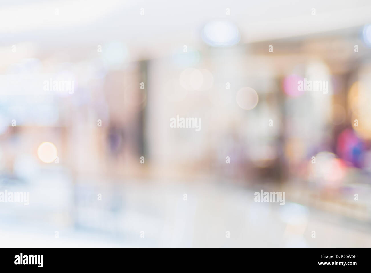 Sfocare lo sfondo di persone lo shopping al department store mall con luci bokeh di fondo Foto Stock