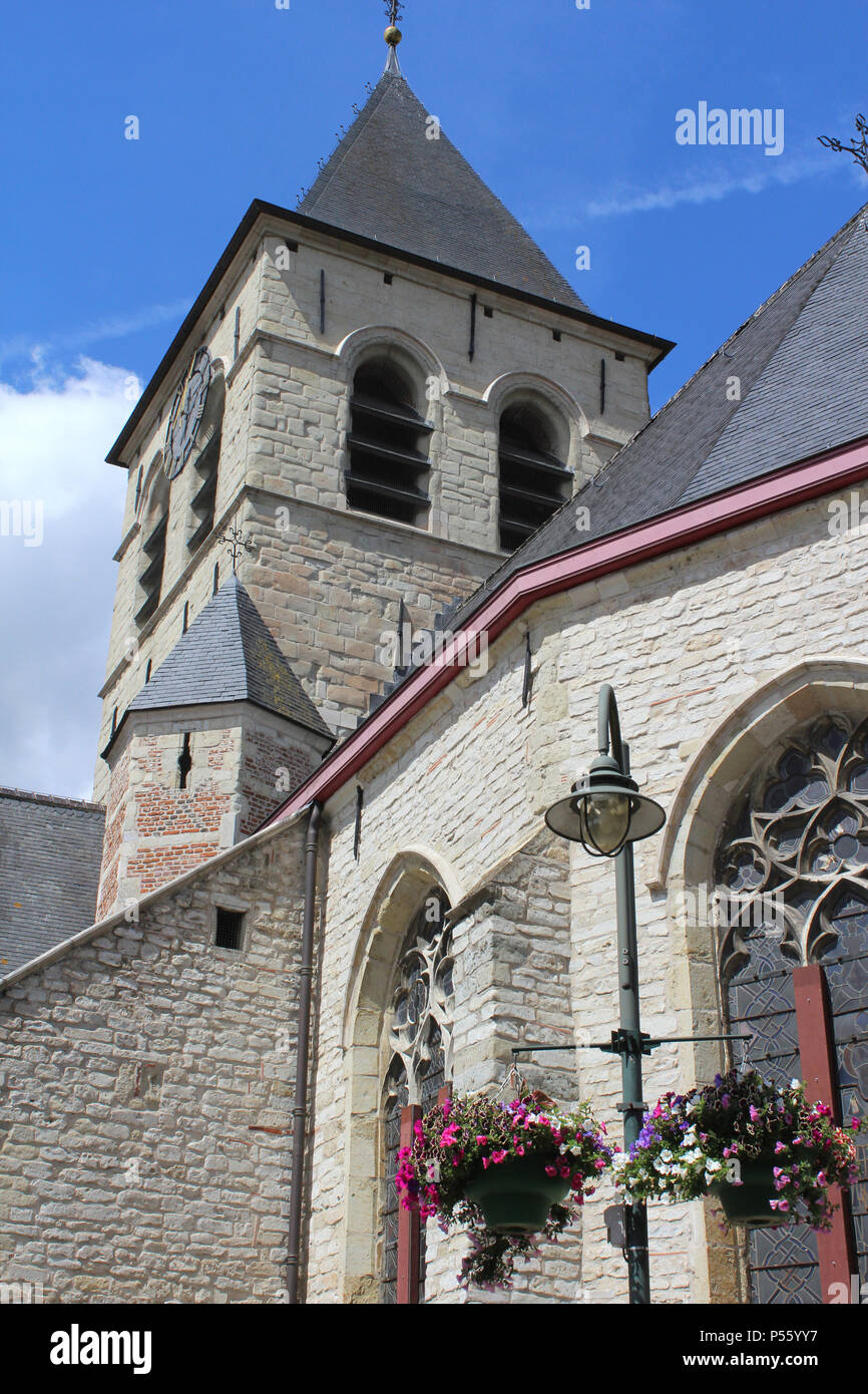 Vista esterna (XIX secolo) della bella San Salvatore chiesa in Wieze, Fiandre Orientali, Belgio. Si presenta in stile tardo gotico e architettura è un protec Foto Stock