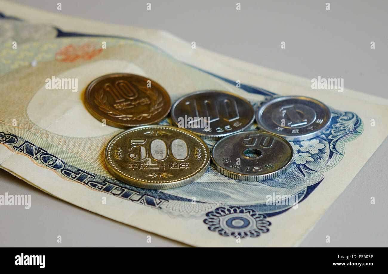 Valuta giapponese, monete e carta moneta sul tavolo. Foto Stock