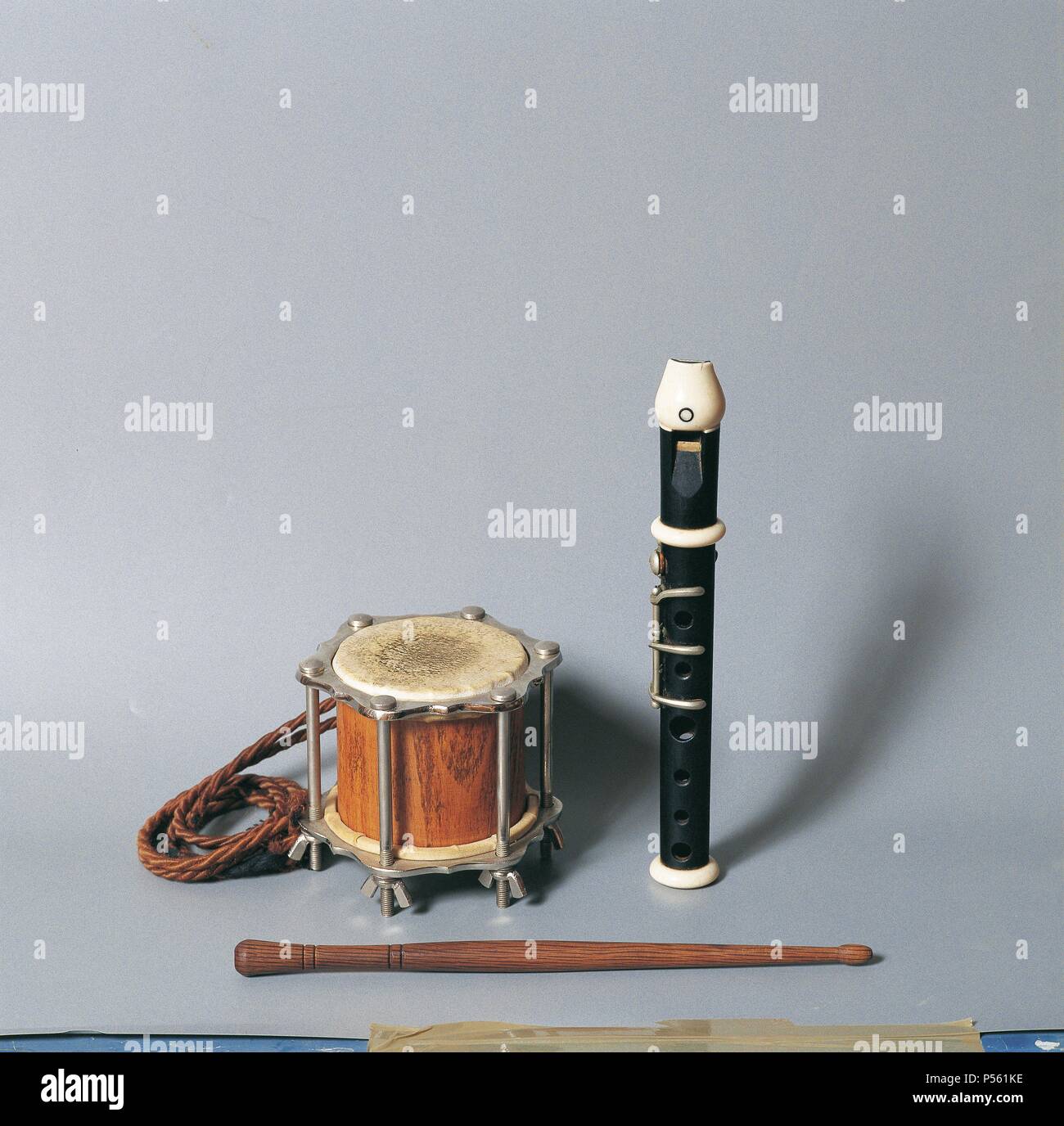 Flabiol, Catalano strumenti a fiato Strumenti musicali e Tambori (piccolo  tamburo Foto stock - Alamy