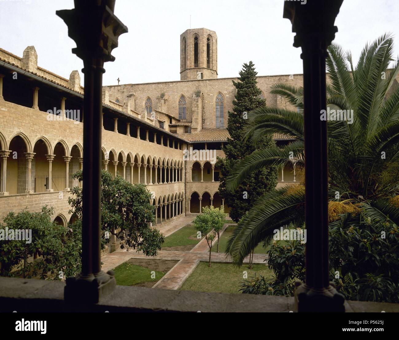 ARTE gotico. ESPAÑA. SiIGLO XIV. MONASTERIO de Pedralbes. Vista del CLAUSTRO del gran monasterio de la Orden de las Clarisas. Destaca por su doble piso de galerias con arcos ojivales. Al fondo vista parcial de la Iglesia erigida también en estilo gótico. Barcellona. Cataluña. Foto Stock