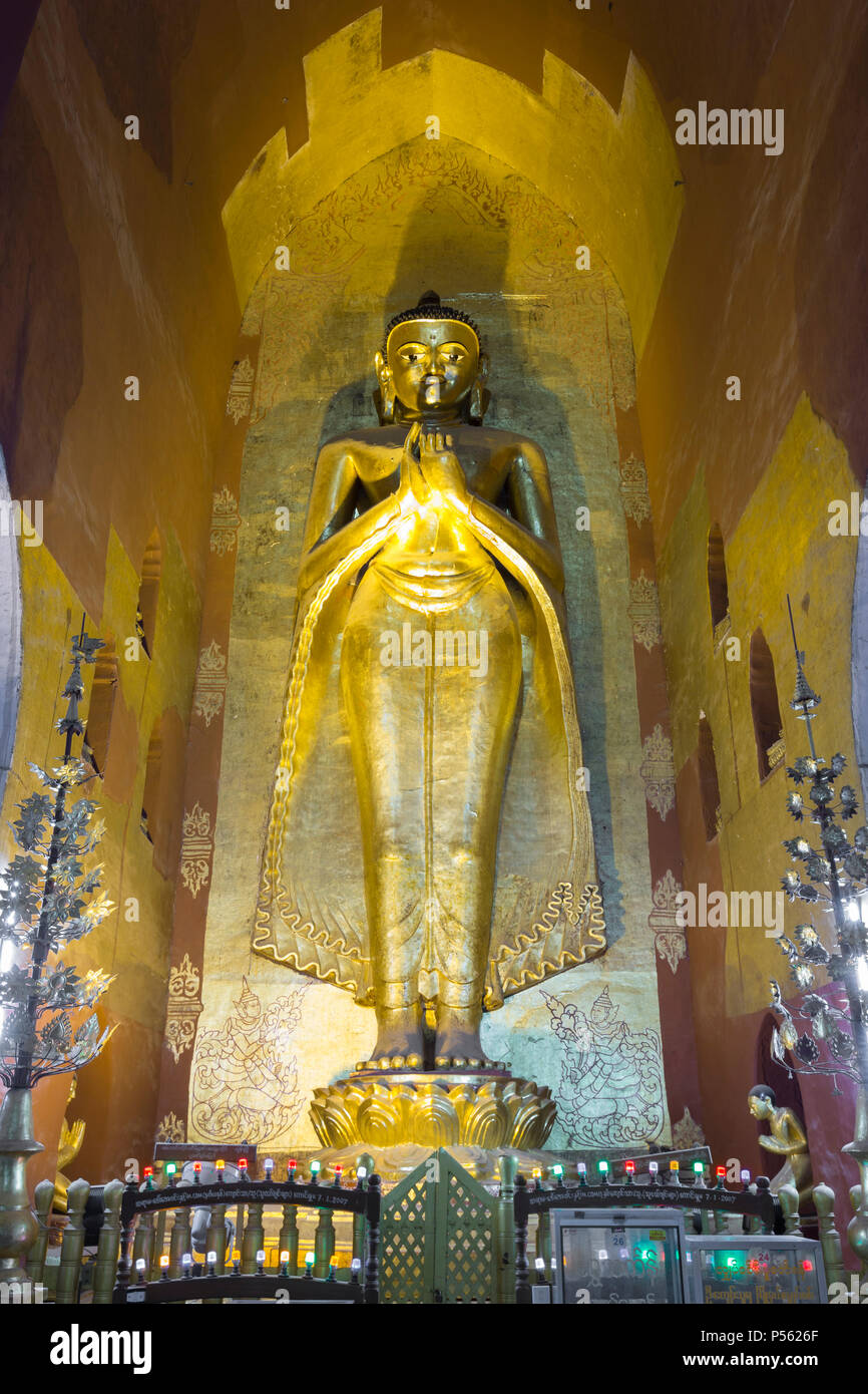 Verso sud Kassapa statua del Buddha, tempio di Ananda, Bagan, Myanmar Foto Stock