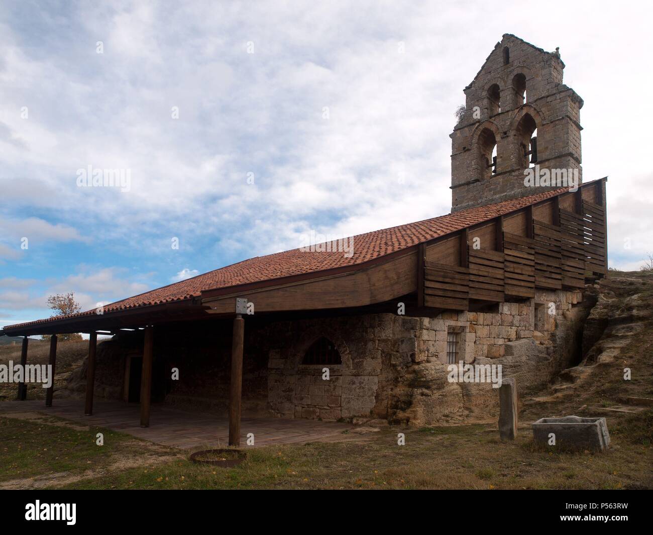 CANTABRIA. Vista exterior de la Iglesia RUPESTRE DE SANTA MARIA DE VALVERDE, construida entre los siglos VIII y IX d. C. Destaca la espadaña de época románica. Valderredible. Cantabria. España. Foto Stock