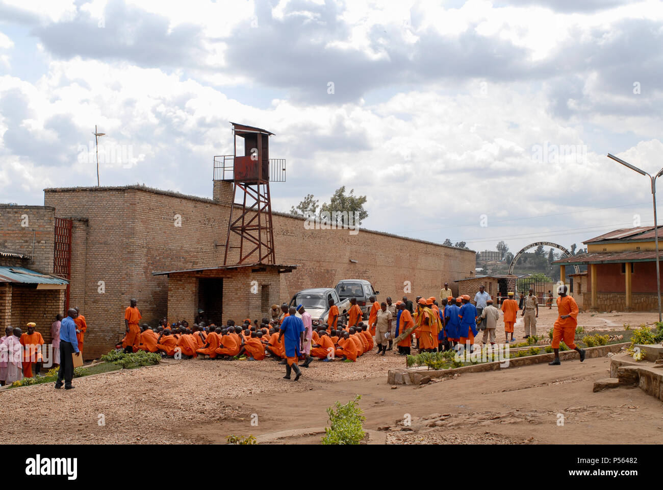 Il Ruanda, a Gitarama , carcere con prigioniero 7500 , per la maggior parte di etnia Hutu per crimini di genocidio , prigioniero in vestiti arancioni: già condannati, abiti rosa: Attesa di accusa / il Ruanda, a Gitarama , Gefaengnis mit Haeftlingen 7500 , viele sind Hutu und wegen Genozid Verbrechen inhaftiert , Haeftlingskleidung arancione: bereits verurteilt , rosa: warten auf Anklage Foto Stock