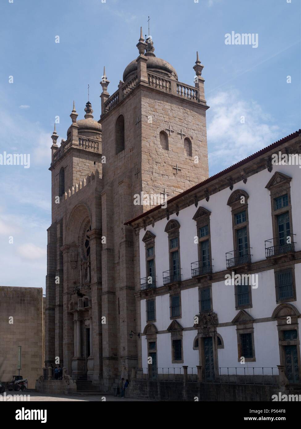Il Portogallo. OPORTO (porto). Vista de la Catedral, construida en el Siglo XII siguiendo las huellas del estilo romanico, muestra influencias de la región Francesa de Lemosín y de la Escuela de Coimbra. Foto Stock