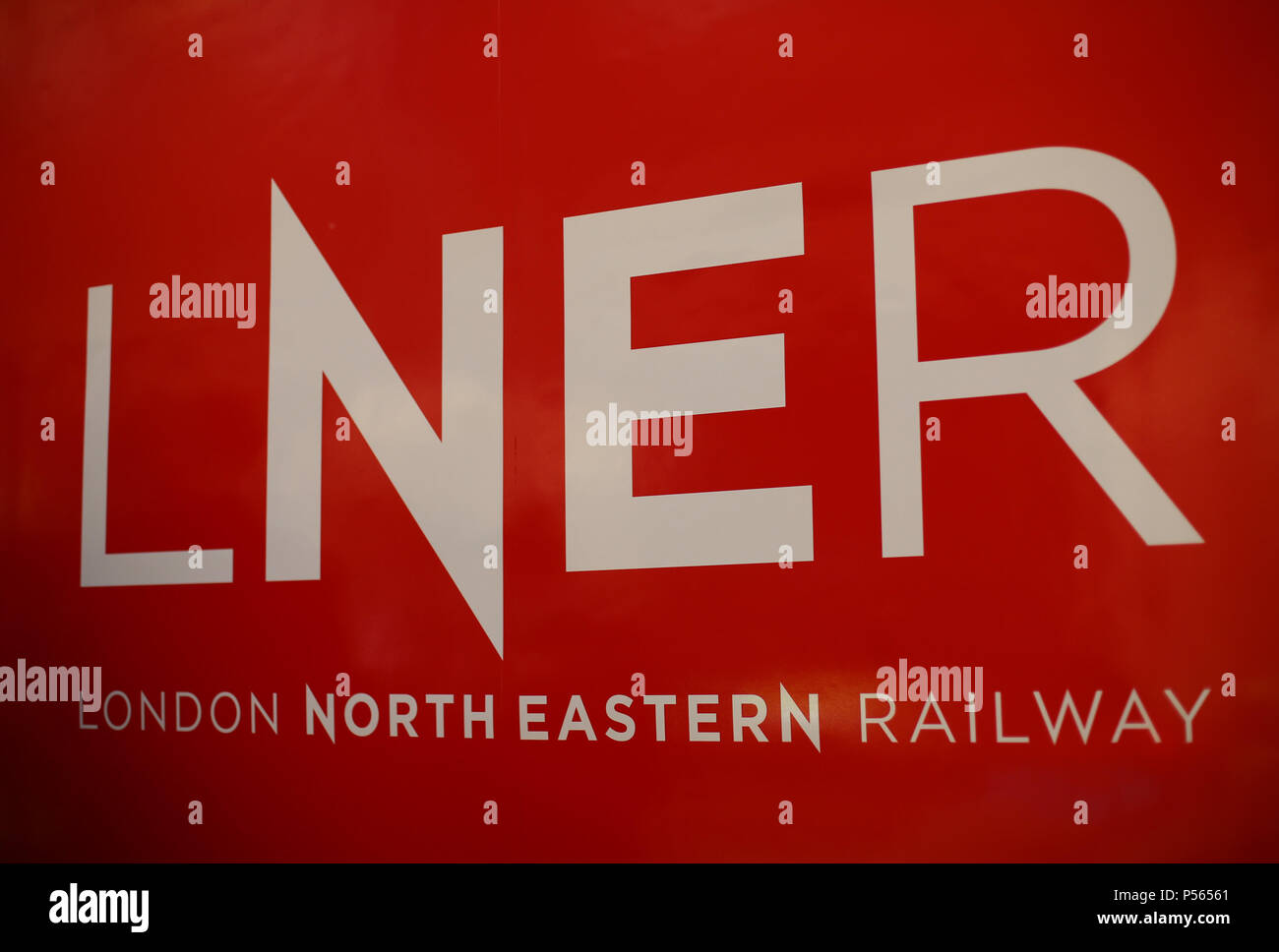 Il logo per il London North Eastern Railway (LNER) dipinta sulla fiancata di un treno durante l'evento di lancio del nuovo servizio, che sostituisce la rampa non riuscita franchising Virgin Trains East Coast (VTEC), presso la stazione di Kings Cross a Londra. Foto Stock
