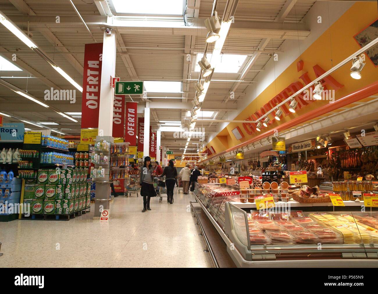 Interior SUPERMERCADO CARREFOUR. España. Foto Stock