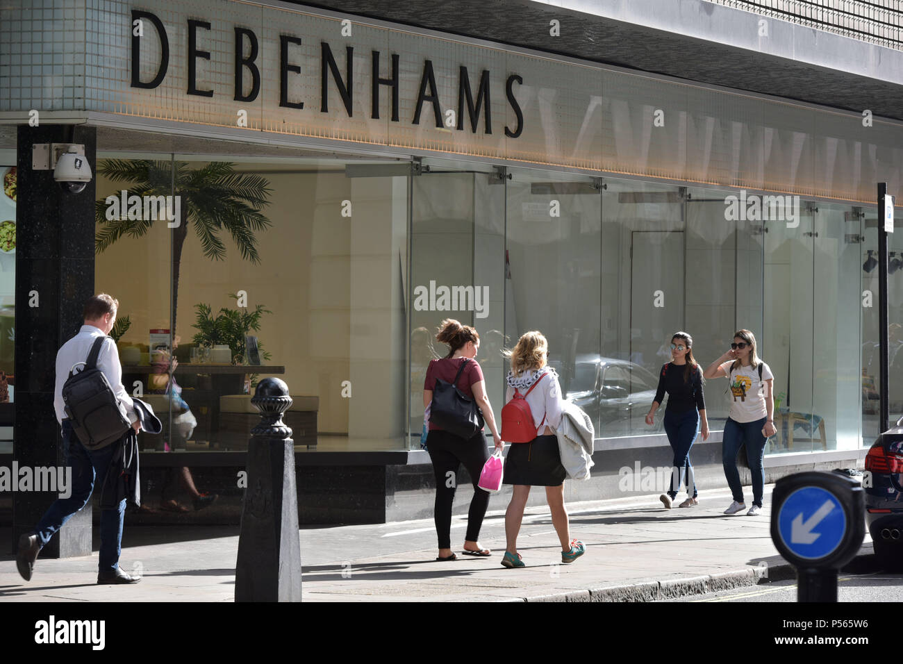 Acquirenti e turisti a piedi passato i grandi magazzini Debenhams su Oxford Street nel centro di Londra. Foto Stock