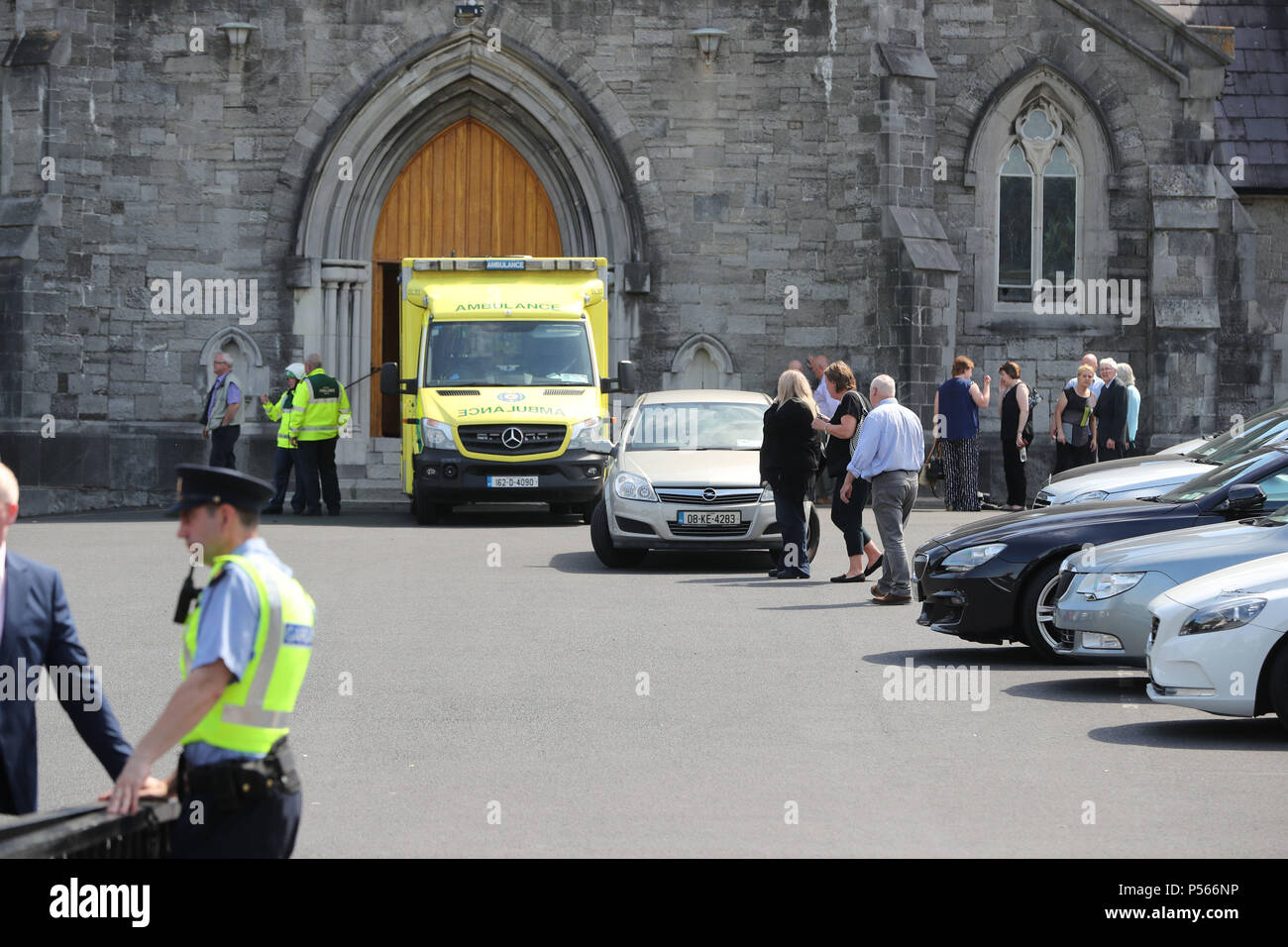 Un ambulanza nella motivazione della chiesa dell Immacolata Concezione in Clondalkin, a sud di Dublino, due persone sono rimaste criticamente malato in ospedale dopo un auto arato in un gruppo di pedoni presso la chiesa. Foto Stock