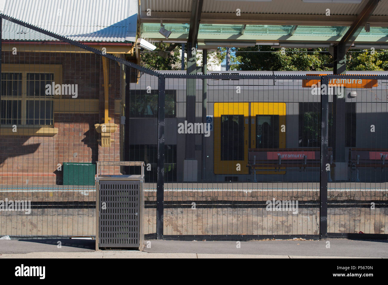 Anti-salire la recinzione di sicurezza accanto ai brani del Turramurra stazione ferroviaria. Anche uno dei nuovi anti bird e pest prova cassonetti nella zona Foto Stock