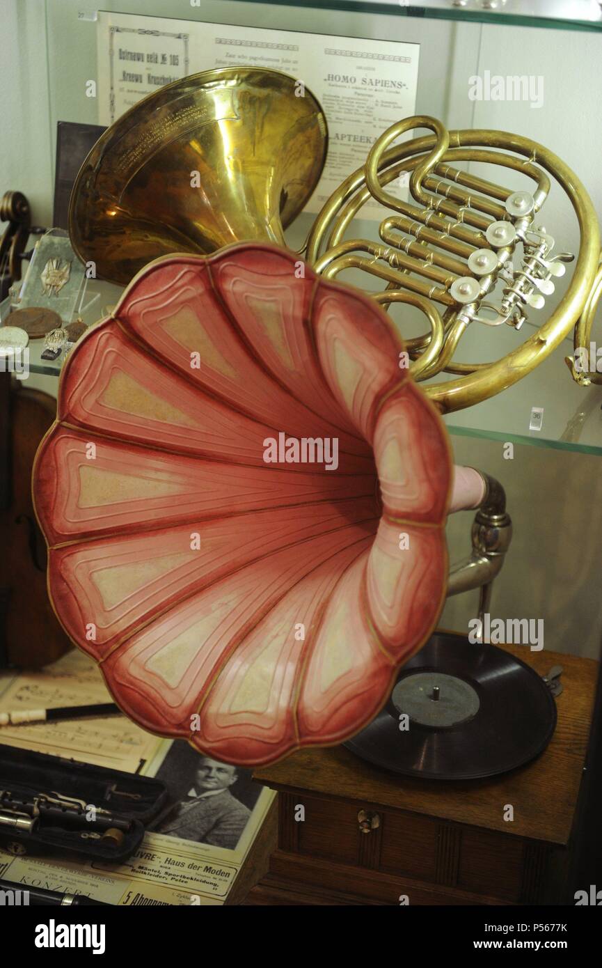 Grammofono D'annata Con Le Note Musicali Dell'oro Isolate Su Bianco