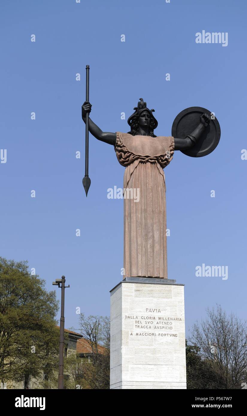 L'Italia. La città di Pavia. Un monumento di Minerva armati da scultore italiano Francesco Messina (1900-1995) nel 1938. Università degli Studi di Pavia. Foto Stock