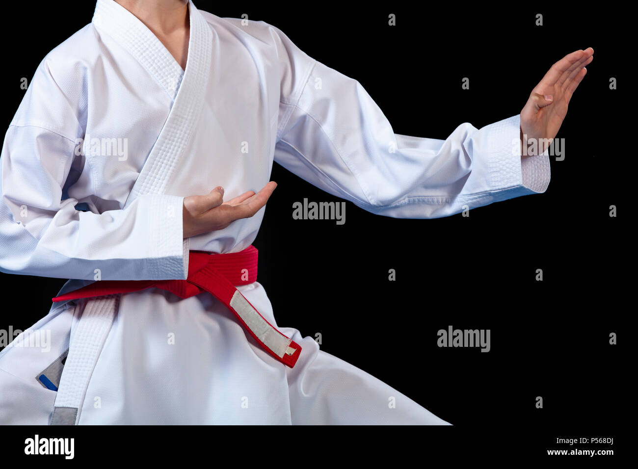 Aikido nastro rosso su bianco kimono su sfondo nero Foto stock - Alamy