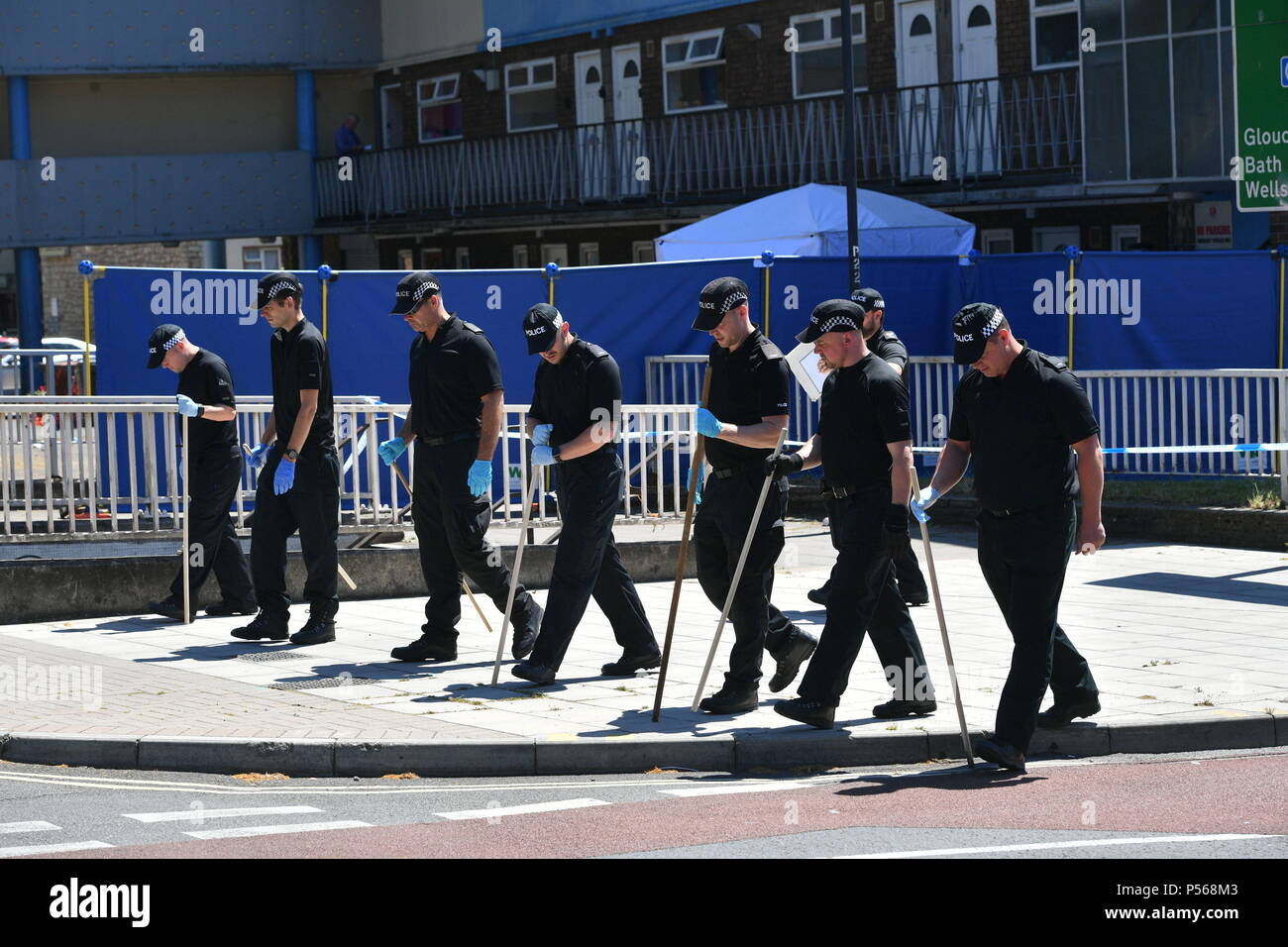 La polizia di una ricerca condotta su Prewett Street, Bristol, dove un uomo è morto e due uomini sono stati trasportati in ospedale con lesioni anche mortali in seguito a un furto aggravato. Foto Stock