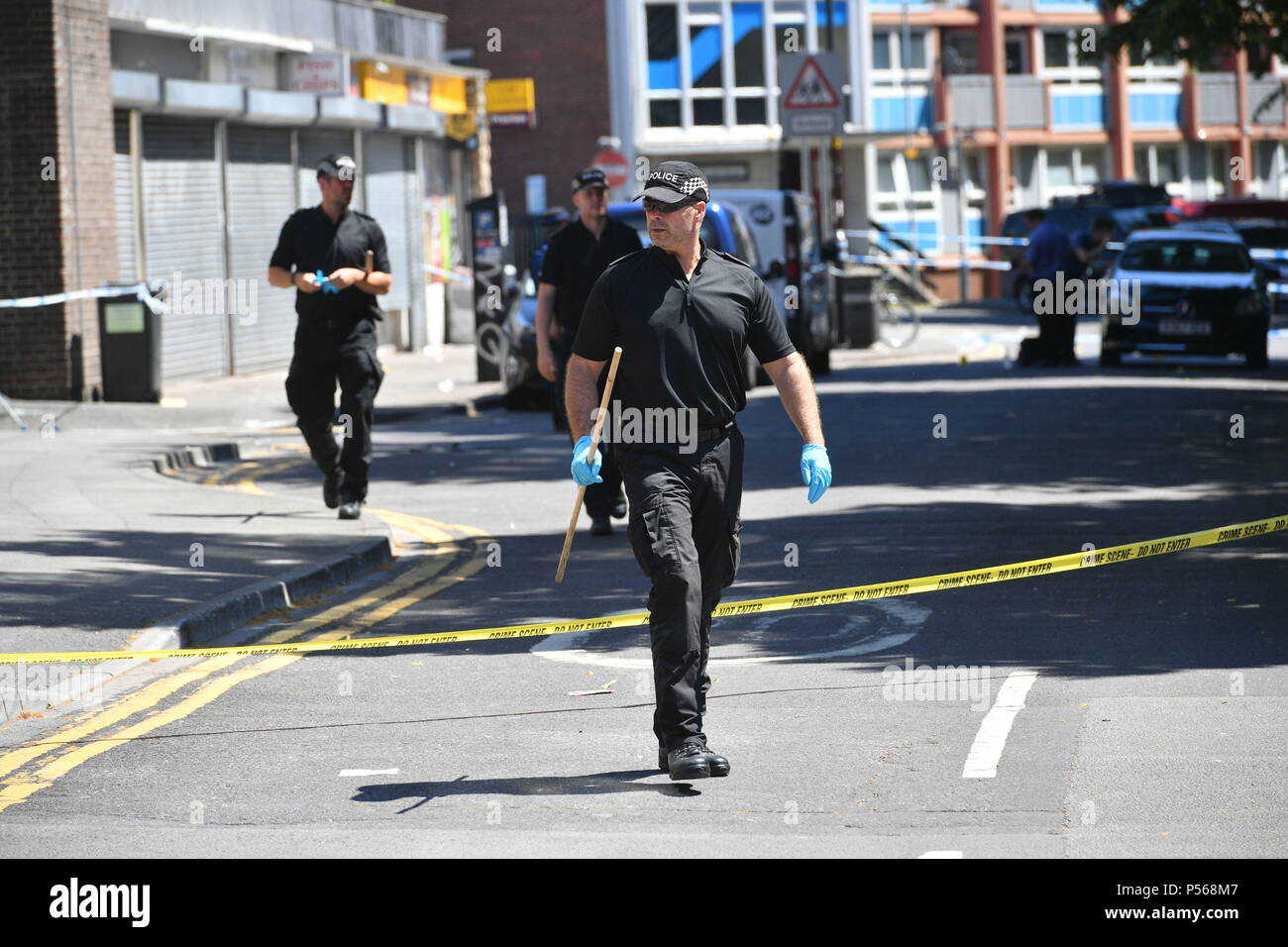 La polizia di una ricerca condotta su Prewett Street, Bristol, dove un uomo è morto e due uomini sono stati trasportati in ospedale con lesioni anche mortali in seguito a un furto aggravato. Foto Stock