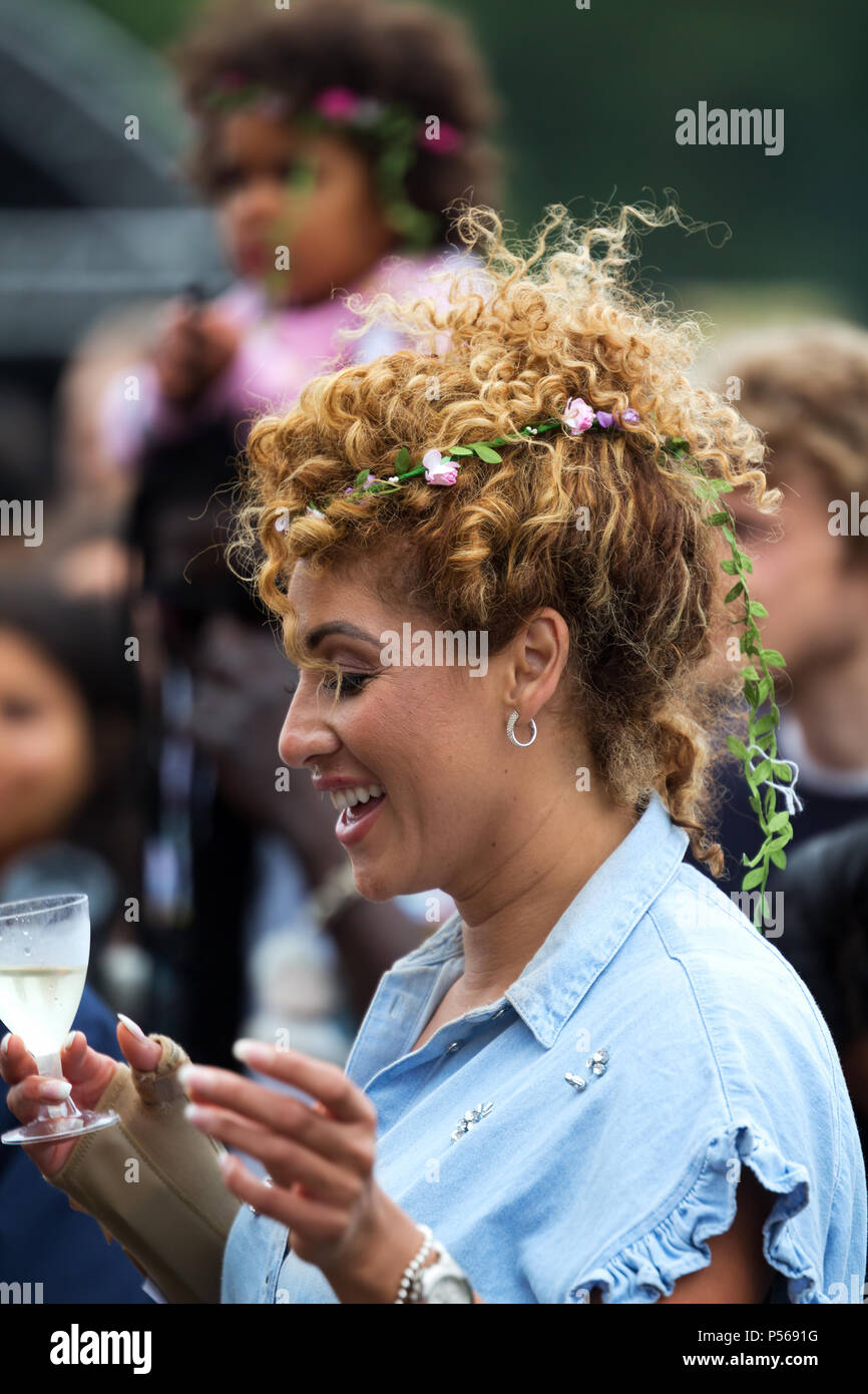 Candida immagine di un elegante giovane donna con un drink in mano ballando al 2018 Africa Oye music festival di Sefton Park, Liverpool. Foto Stock