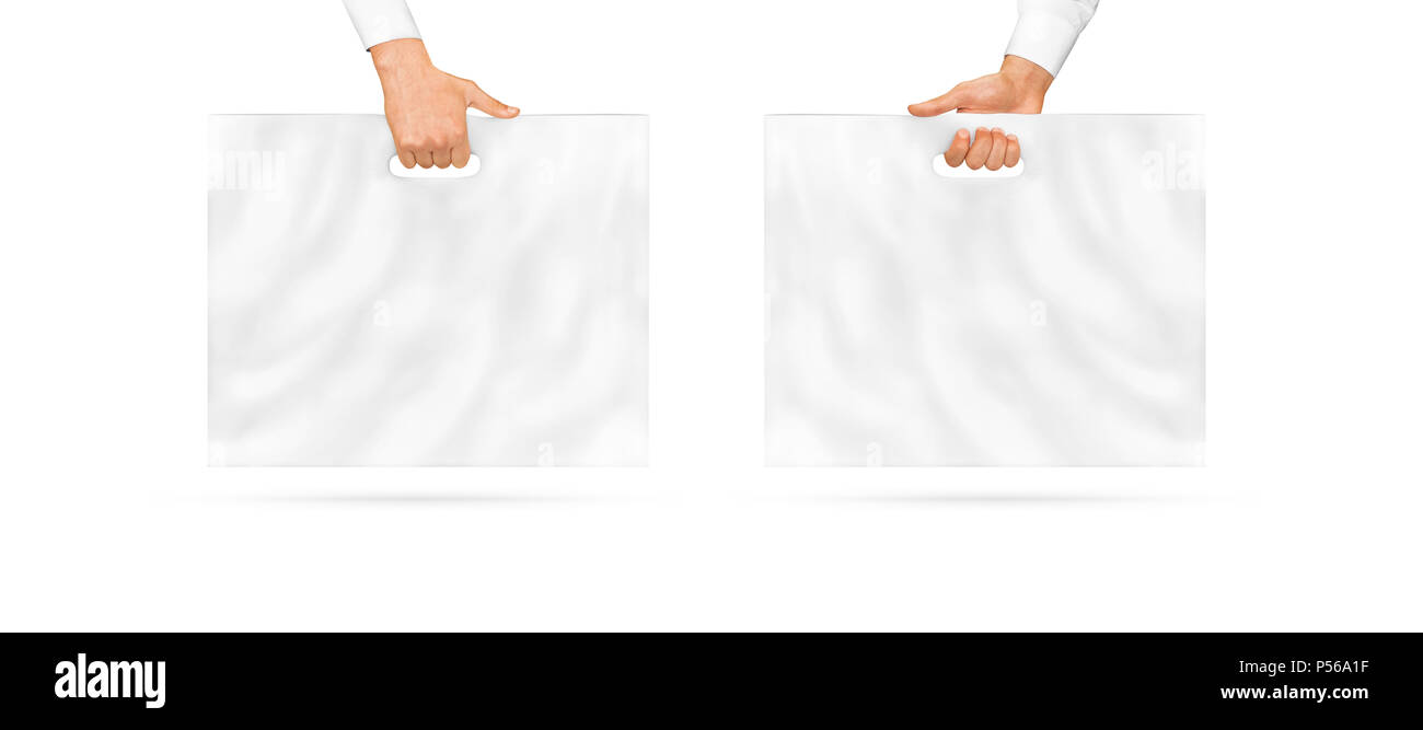 Vuoto sacco di plastica grande mock up tenendo in mano, isolata. Svuotare il pacchetto di polietilene mockup. La spesa alimentare il pacchetto maniglia vista anteriore e posteriore Foto Stock