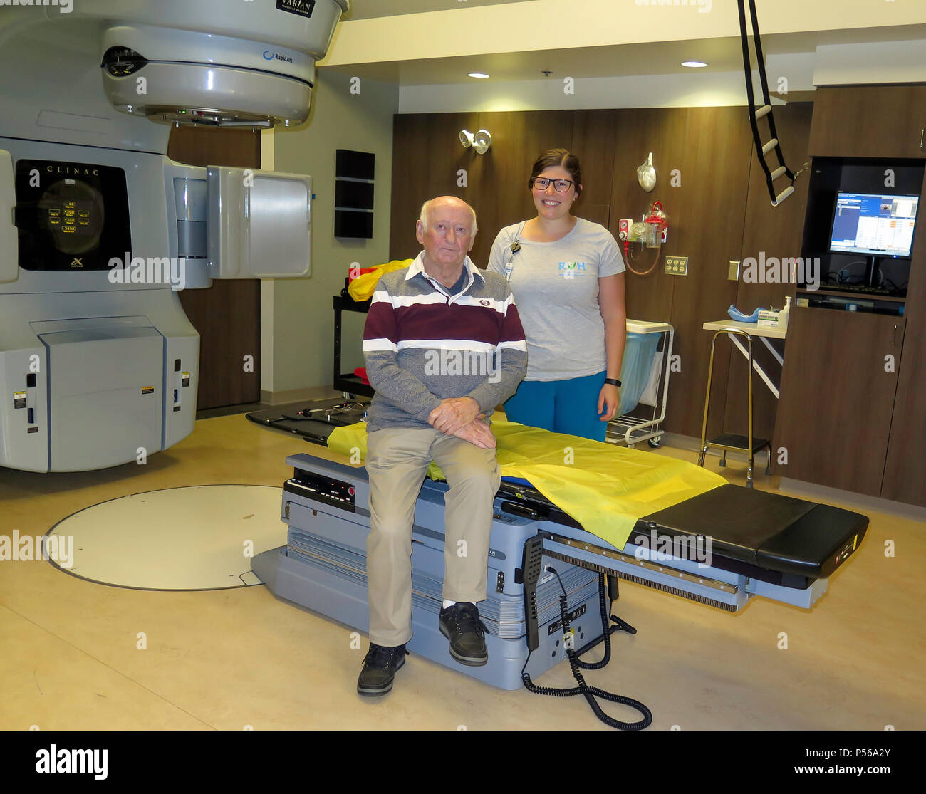 Adulto Uomo riceve la terapia di radiazione la sua testa in un ambiente ospedaliero in Barrie, Ontario, Canada, America del Nord Foto Stock