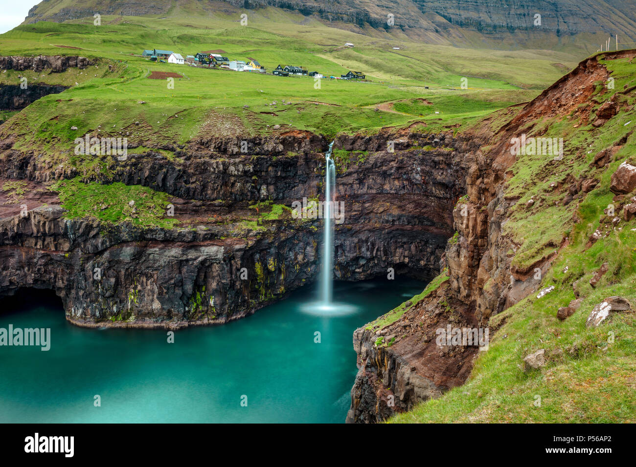 Vista della cascata di Gasadalur nelle isole Faroe Foto Stock
