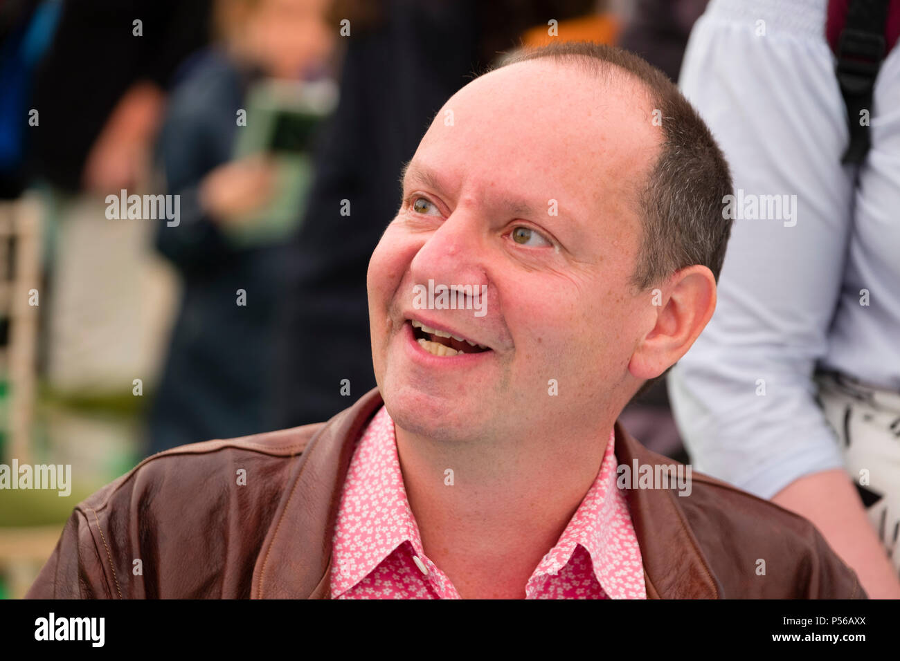 Philippe Sands, QC , British e avvocato francese a camere di matrice e professore di leggi e direttore del Centro Internazionale per le corti e i tribunali presso la University College London fotografato dopo aver consegnato la penna Hay Lecture: parole, di memoria e di immaginazione - 1945 e oggi, presso il Festival di fieno 2018 Foto Stock