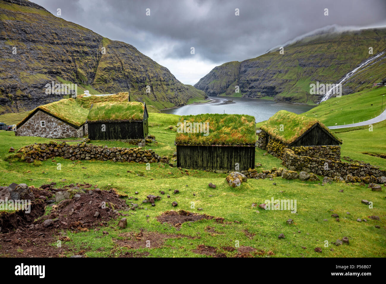 Casa con il tetto verde in saksun, isole Faerøer Foto Stock