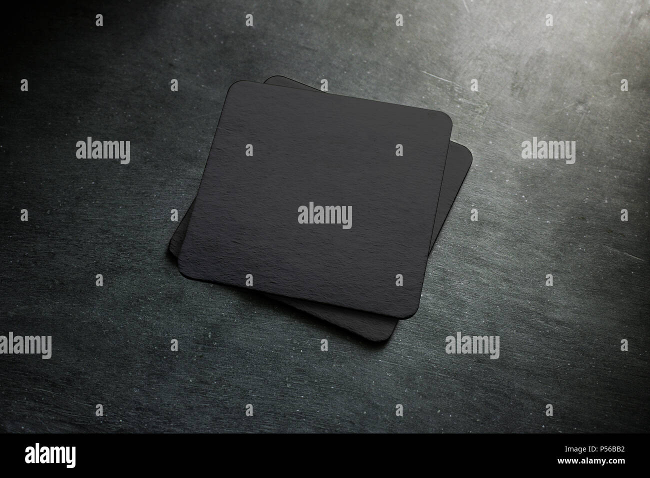 Nero Bianco birra coaster pila mock up, vista dall'alto, giacente sullo sfondo a trama. Squadrato clear può mat design mockup isolato. Quadrato cup rug display Foto Stock