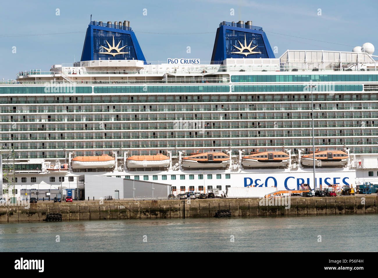 Southampton Docks, Inghilterra meridionale, Regno Unito. P & O Cruises nave Britannia su Southampton acqua. Foto Stock