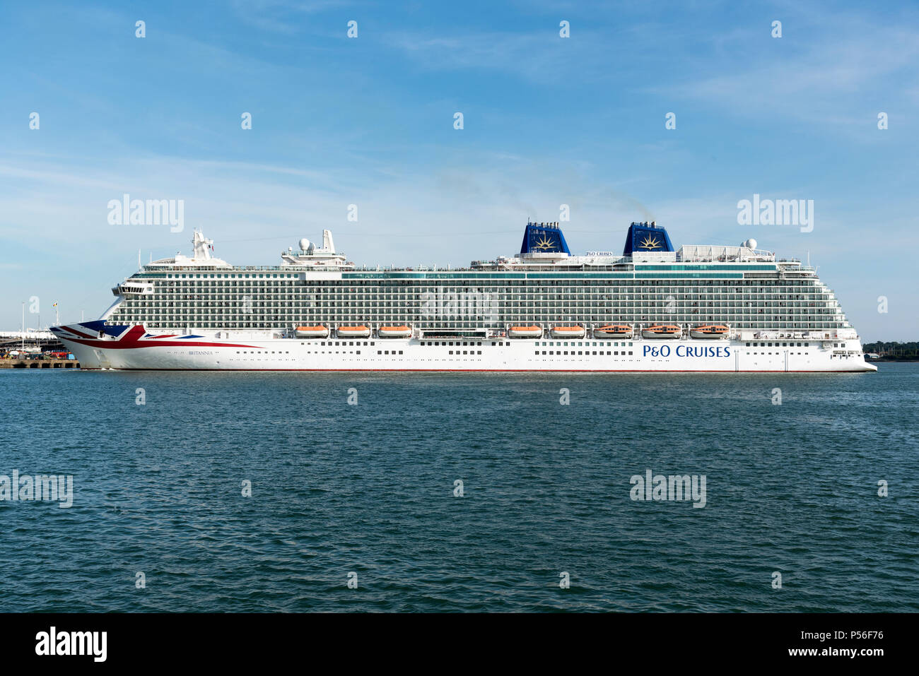 Southampton Docks, Inghilterra meridionale, Regno Unito. P & O Cruises nave Britannia su Southampton acqua. In corso dal suo posto di ormeggio Foto Stock