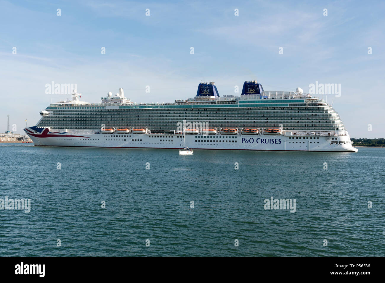 Southampton Docks, Inghilterra meridionale, Regno Unito. P & O Cruises nave Britannia su Southampton acqua. In corso dal suo posto di ormeggio Foto Stock