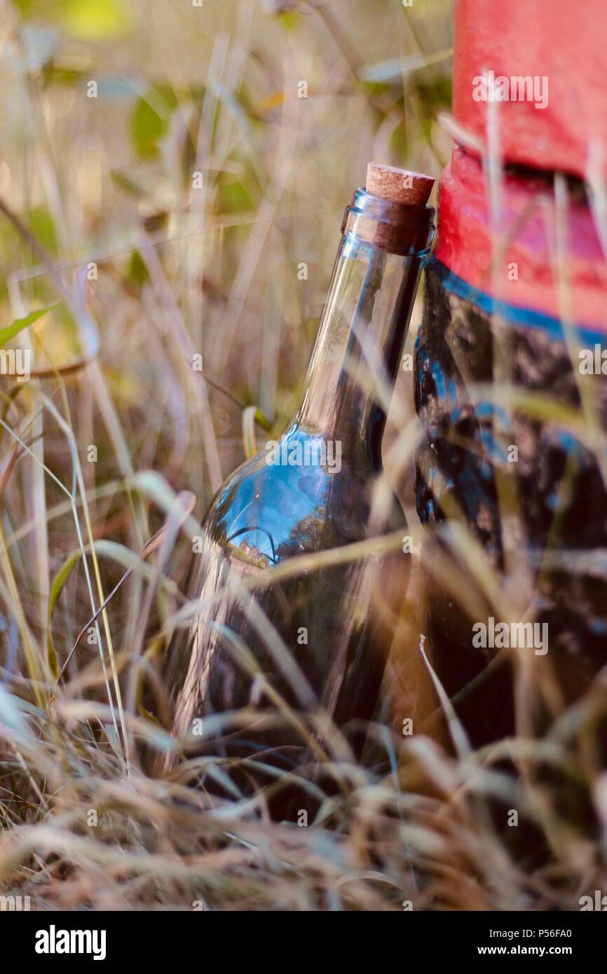 Vecchia bottiglia di vetro con la casella postale Foto Stock