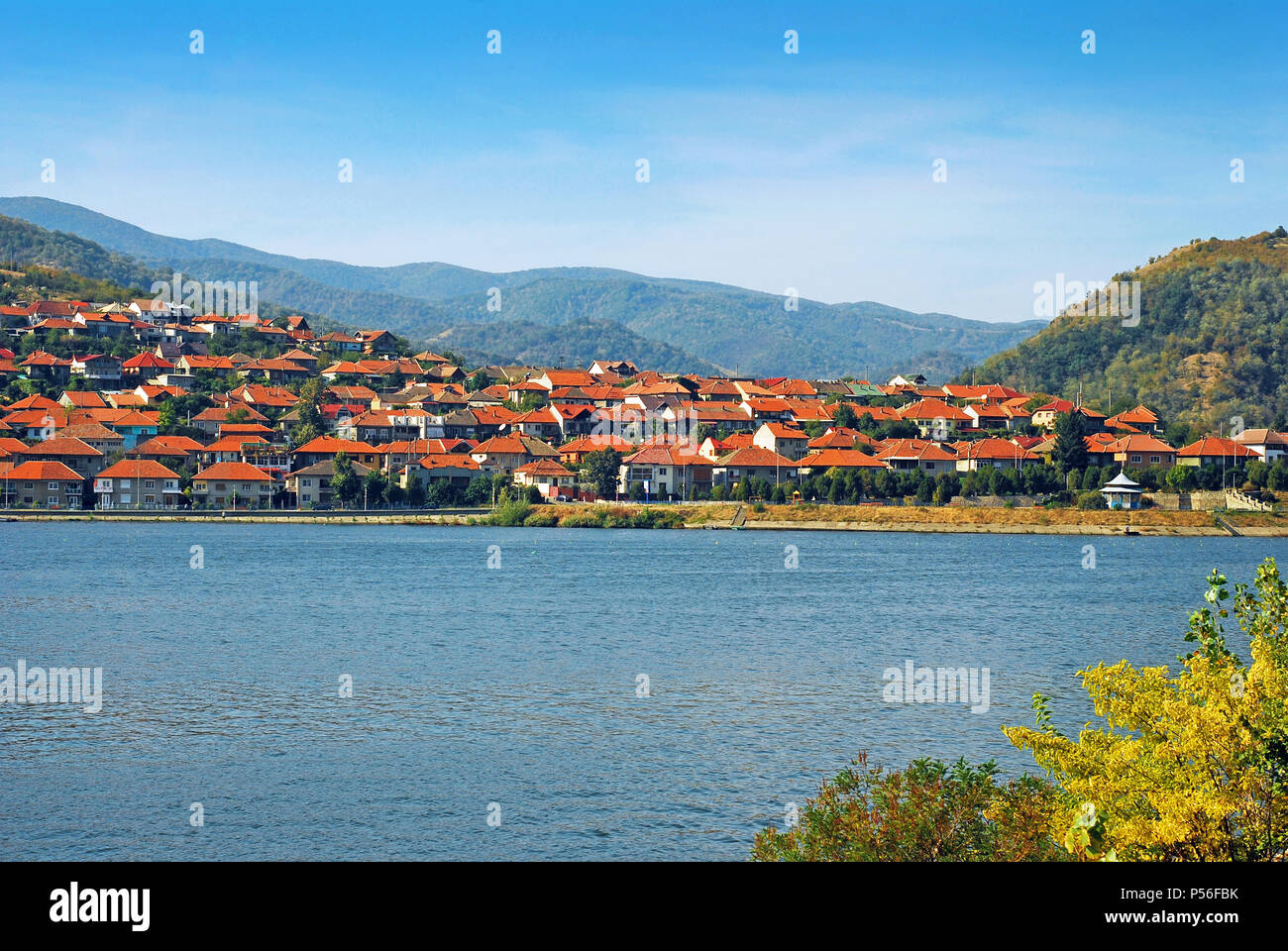 Panorama di una città rumena sulla sponda del Danubio Foto Stock