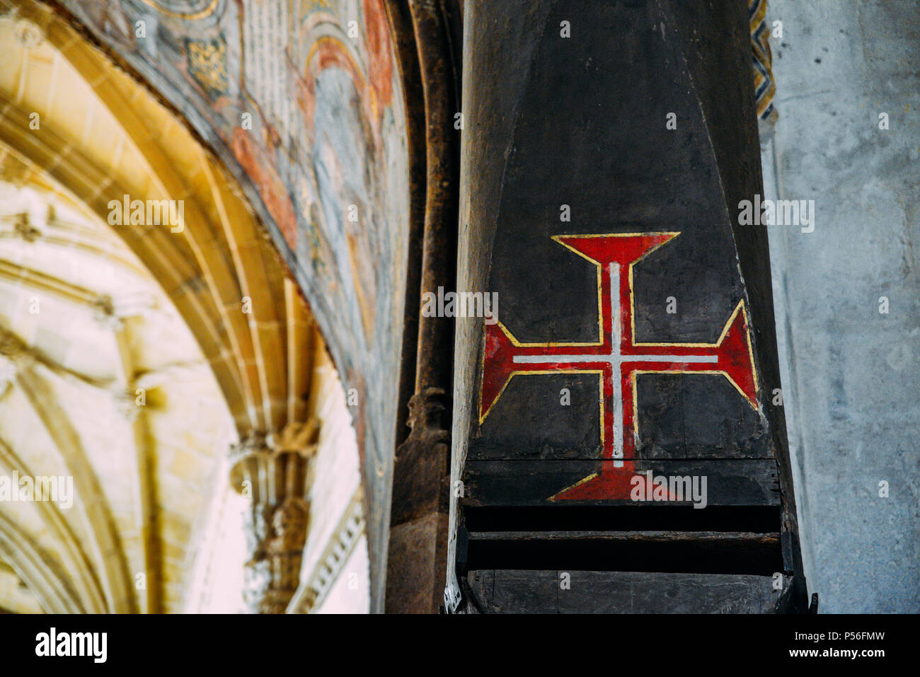 Tomar, Portogallo - 10 Giugno 2018: Croce di Malta a navata manuelina all'interno del XII secolo di Convento di Cristo - Tomar, Portogallo. Patrimonio Mondiale UNESCO S Foto Stock