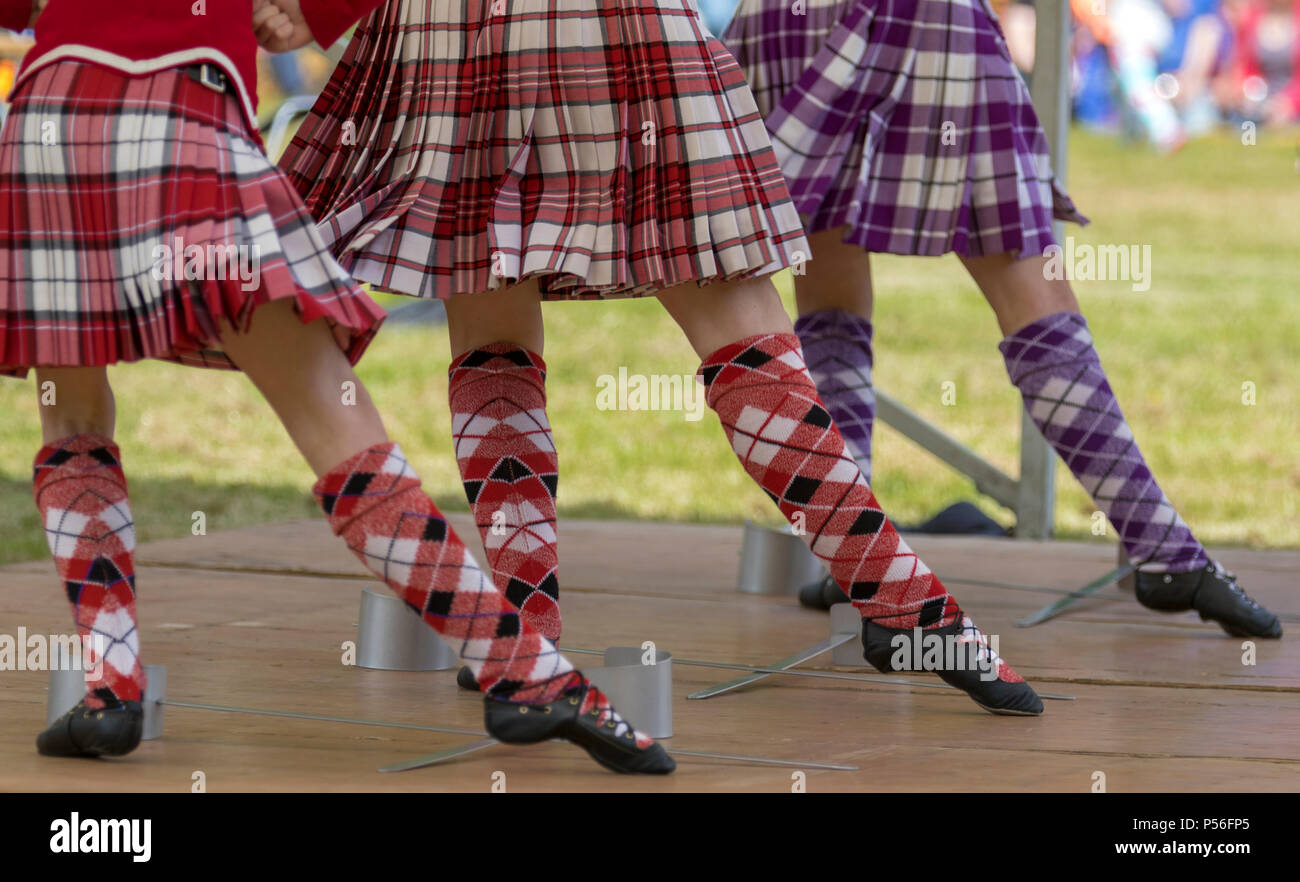 Giochi Drumtochty, Scozia: 23 giugno 2018 - Vista delle gambe di Highland ballerini eseguono il ballo di spada presso l'Highland Games evento. Foto Stock