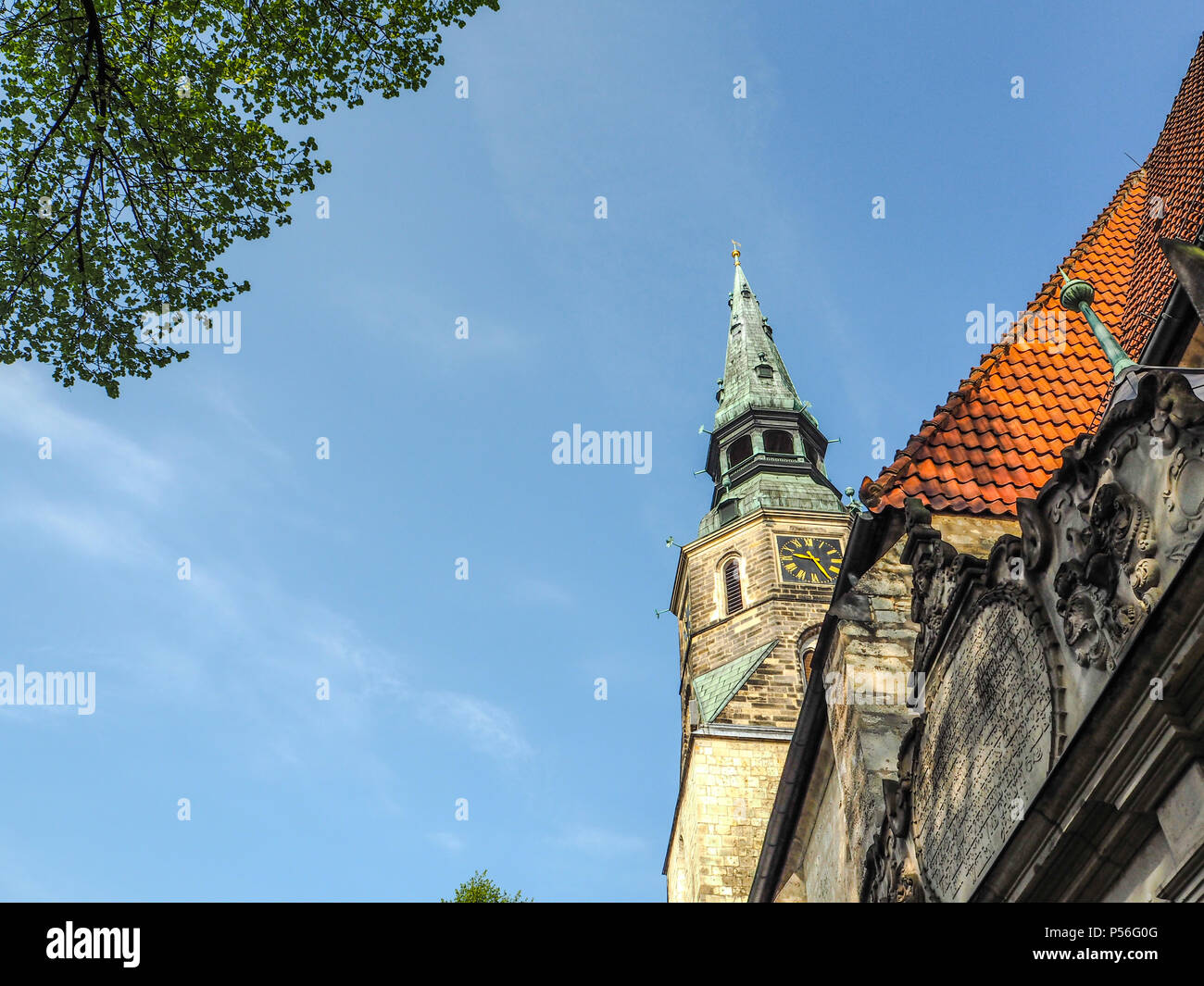 La torre della Kreuzkirche, la più antica chiesa della città di Hannover, Germania Foto Stock