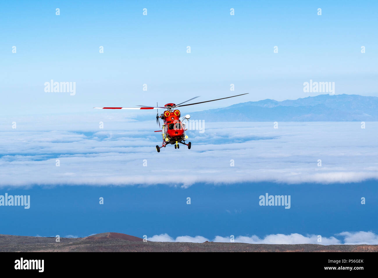 Salvataggio della montagna elicottero è chiamato da Altavista rifugio personale di intervenire e di prelevare un anziano uomo che soffre di malessere da altitudine al di sopra di 3000m Foto Stock