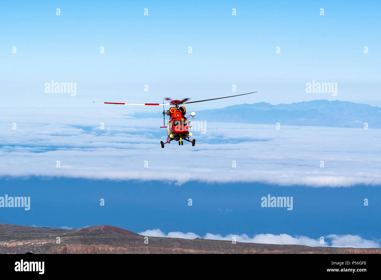 Salvataggio della montagna elicottero è chiamato da Altavista rifugio personale di intervenire e di prelevare un anziano uomo che soffre di malessere da altitudine al di sopra di 3000m Foto Stock