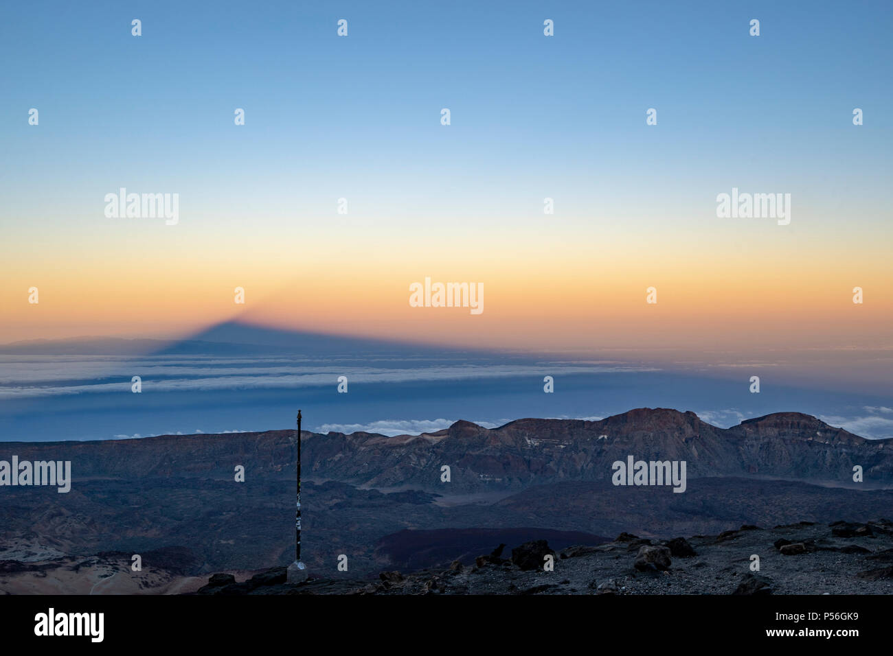Vertice del Teide Tenerife. Gli escursionisti Godetevi il tramonto spettacolare e l'ombra del Teide oltre l'orizzonte dal rifugio di Altavista. Foto Stock