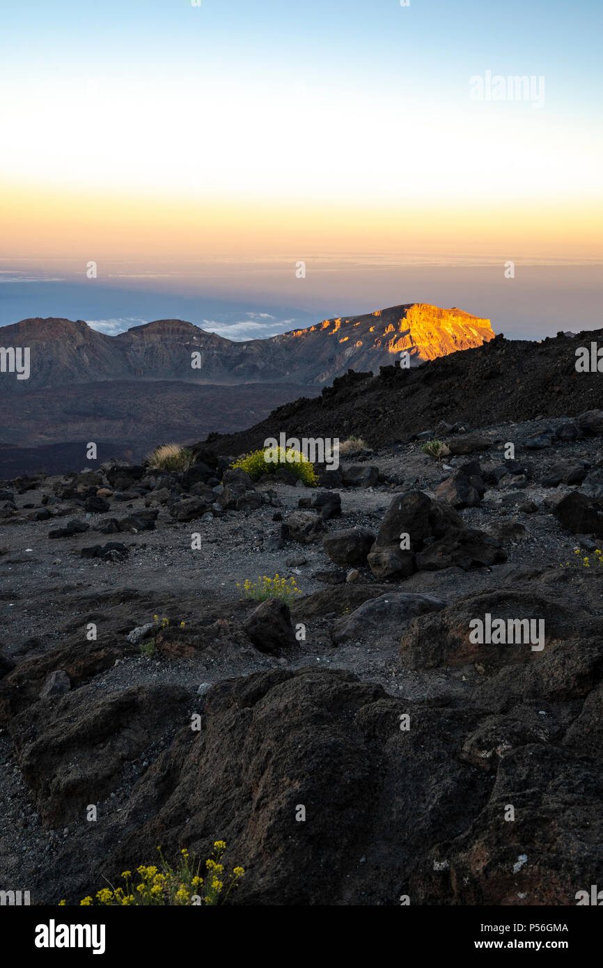 Vertice del Teide Tenerife. Gli escursionisti Godetevi il tramonto spettacolare e l'ombra del Teide oltre l'orizzonte dal rifugio di Altavista. Foto Stock