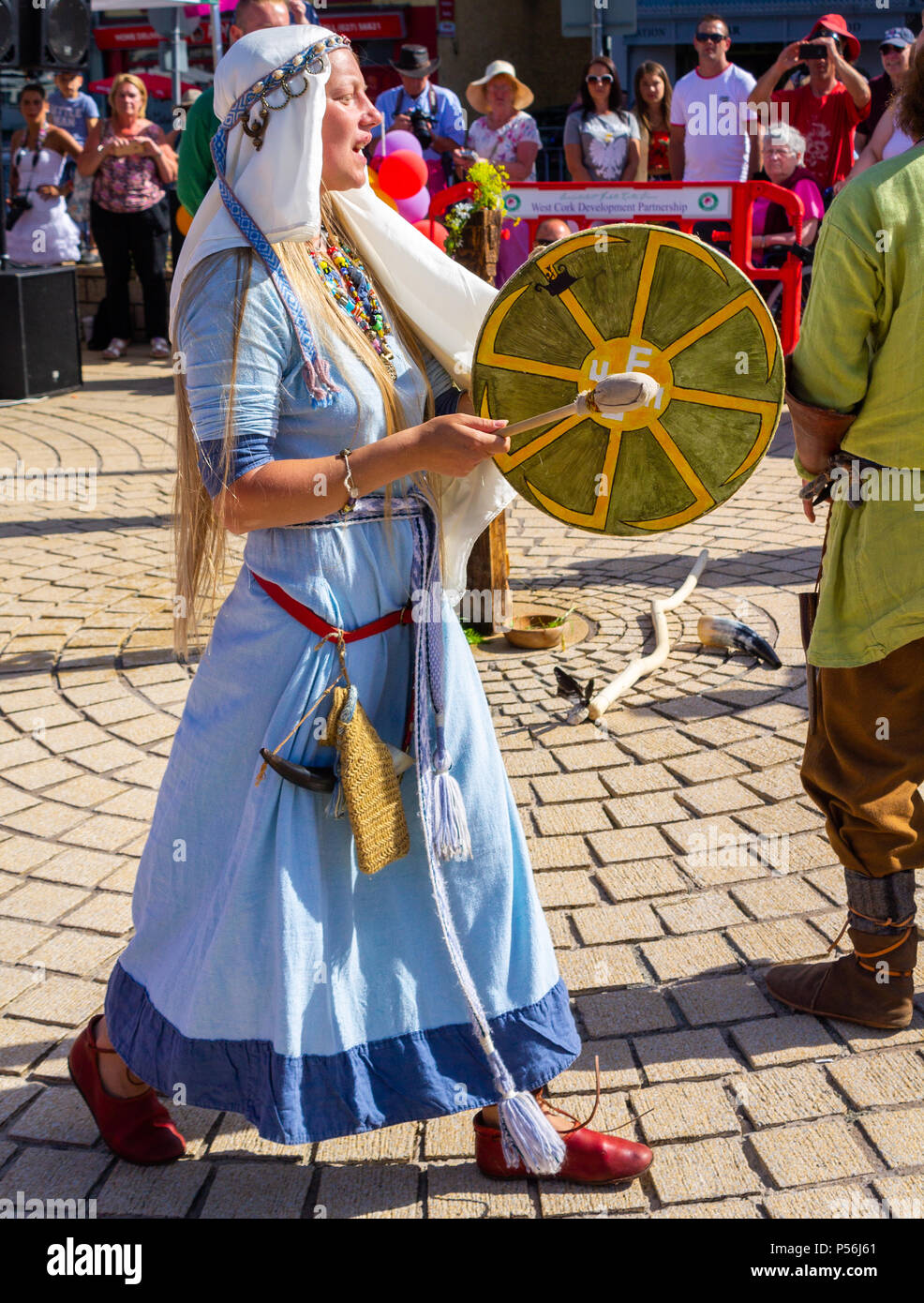 Femmina in abito vichingo costume o riproduzione di una tenuta in mano il tamburo come parte di metà estate cerimonia ri emanazione in bantry West Cork, Irlanda Foto Stock