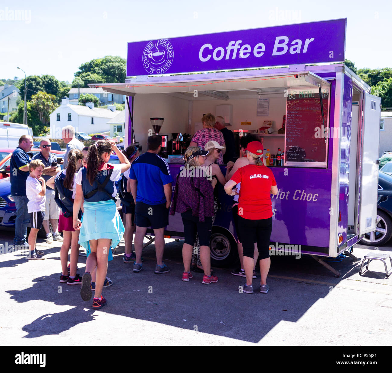Bar caffè mobile vendita del caffè a una folla estiva sul ciglio della strada. Foto Stock
