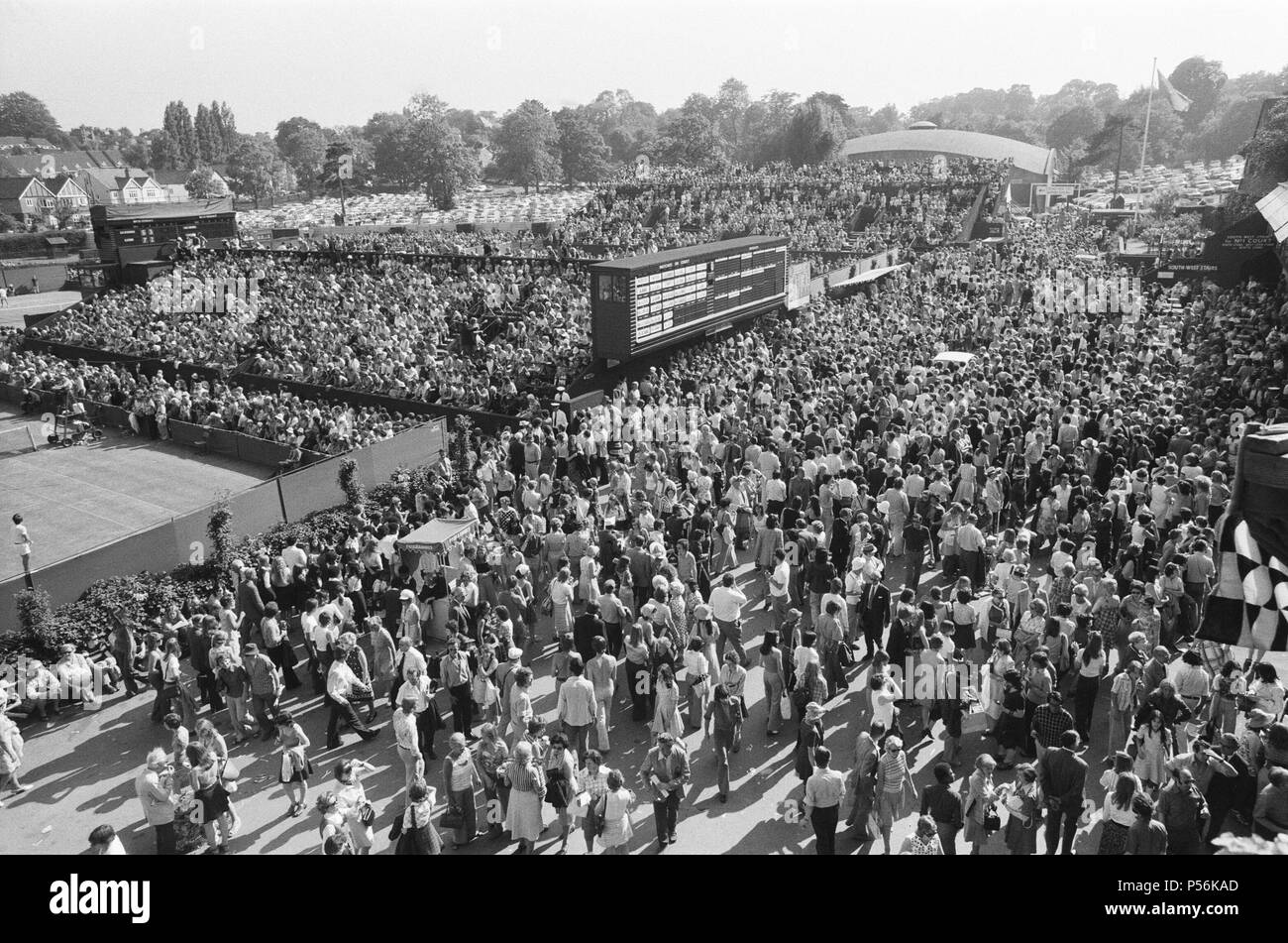 Wimbledon Tennis Championships. La folla immensa mill intorno ai campi da tennis su questa calda giornata estiva nel 1975 Foto scattata il 25 giugno 1975 Foto Stock