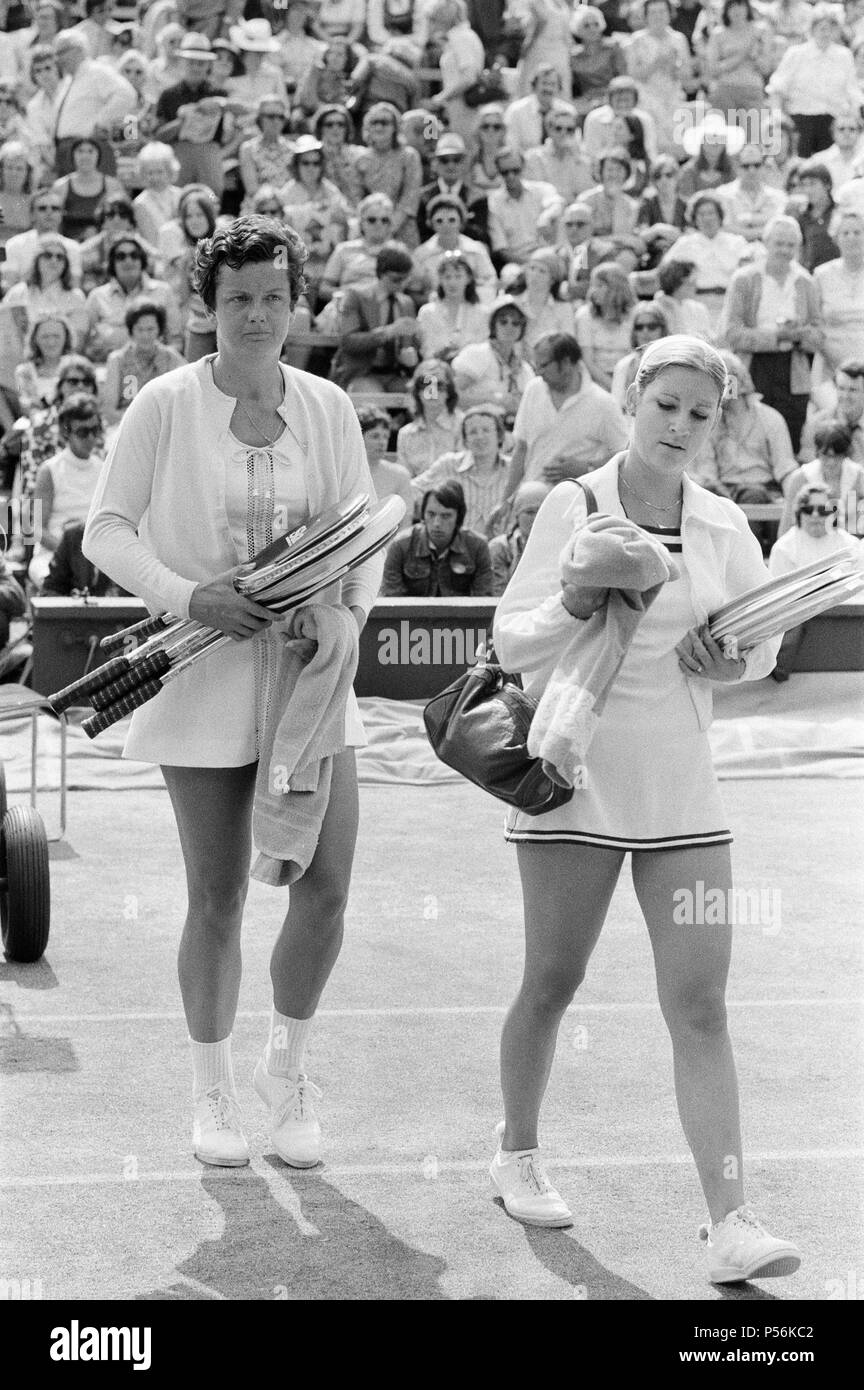 Wimbledon Tennis campionati, onorevoli Quarti di Finale il giorno lunedì 30 giugno 1975. La nostra immagine mostra ... numero uno di sementi, americano Chris Evert che ha battuto Betty Stufa dei Paesi Bassi in tre gruppi (5-7, 7-5, 6-0) Foto Stock