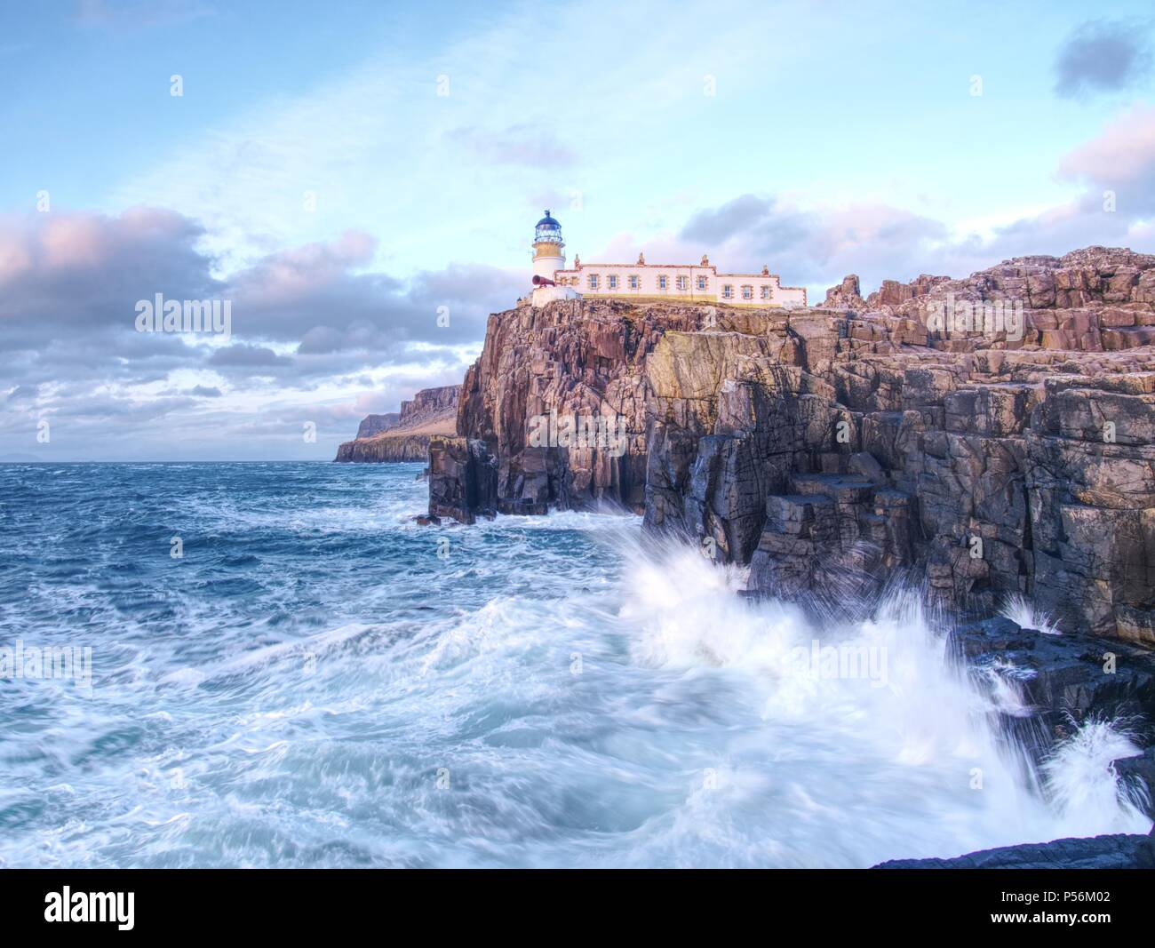 Scogliera rocciosa di Neist Point, Isola di Skye in Scozia, Gran Bretagna, Europa. Deve vedere Foto Stock