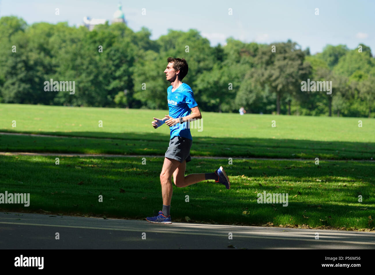 Giovane uomo in esecuzione, Hyde Park, London, Regno Unito Foto Stock